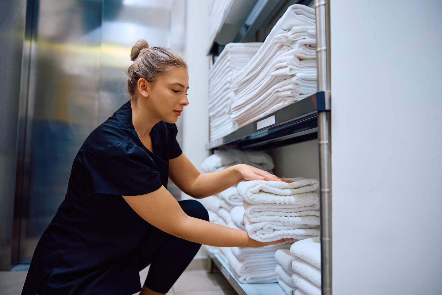 Mitarbeiterin in Wäscherei